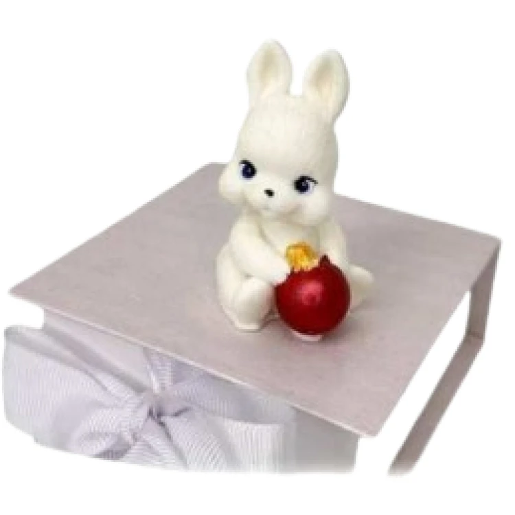 ШОКОЛАДНАЯ ФИГУРКА Новогодний кролик с красной игрушкой